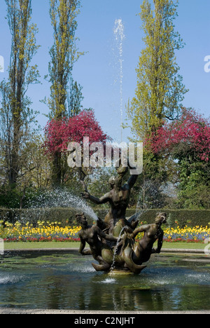 Fontaine du Triton, avec fleur, Queen Mary Gardens, Regent's Park, London NW1, Angleterre Banque D'Images