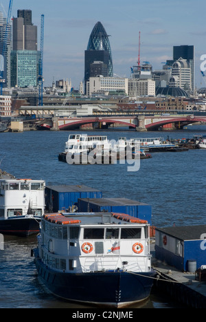 L'affichage classique sur la Tamise à partir de Waterloo Bridge, regardant vers la ville, London SE1 (et CE), Angleterre Banque D'Images