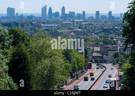 Vue sur le centre de Londres à partir de Hornsey Road Bridge (également connu sous le nom de "suicide Bridge'), London N7/N2, Angleterre Banque D'Images