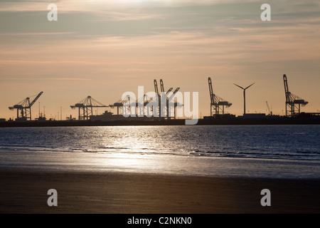 Port de Zeebrugge le soir. Vue de Knokke-Heist. Photo D.V. Banque D'Images