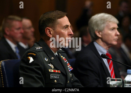 Le général David Petraeus et l'Ambassadeur des Etats-Unis en Irak Ryan Crocker l'Armed Services Committee a tenu une audition sur la situation et Banque D'Images