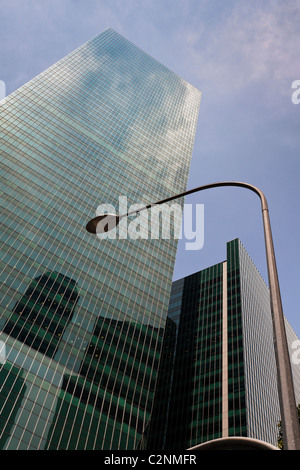 Le Raffles Quay un immeuble de bureaux dans le centre-ville de Singapour Central Business District a été achevé en 2006. La voile de plaisance @ Banque D'Images