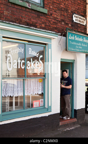 Royaume-uni, Angleterre, Staffordshire, poireau, Haywood, l'homme de la rue à l'extérieur de mise en file d'oatcake shop Banque D'Images