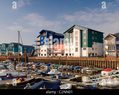 Cour de régate, quai d'Exmouth, Devon. 38 nouvelles maisons contemporaines dans un établissement au bord de l'eau. Banque D'Images