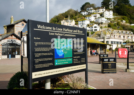 Informations touristiques sur signe / signes / map / plan / Cartes / plans par l'entrée du port à Looe, à Cornwall. UK. (59) Banque D'Images