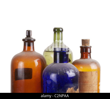 La médecine ancien bleu vert bouteille, flacons de médicaments et de flacons de médicaments brun sur fond blanc Banque D'Images