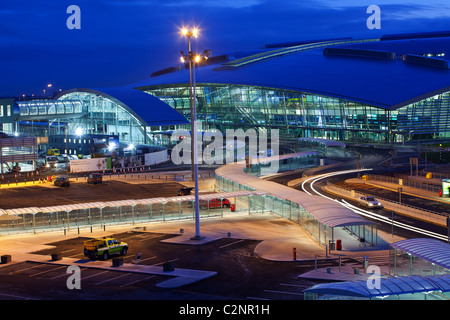 Dublin Airport Terminal 2 au soir Banque D'Images