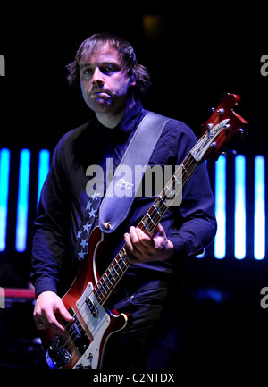 Chris Wolstenholme de Muse effectuant au TCT - le Teenage Cancer Trust concert au Royal Albert Hall de Londres, Angleterre - Banque D'Images