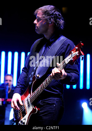 Chris Wolstenholme de Muse effectuant au TCT - le Teenage Cancer Trust concert au Royal Albert Hall de Londres, Angleterre - Banque D'Images