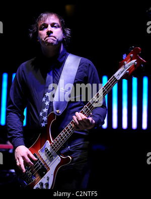 Chris Wolstenholme de Muse effectuant au TCT - le Teenage Cancer Trust concert au Royal Albert Hall de Londres, Angleterre - Banque D'Images