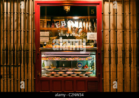 Afficher la fenêtre à un restaurant à tapas, Madrid, Espagne Banque D'Images