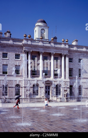 Somerset House, fontaines, Victoria Embankment London. Enfants jouant. 1776-86 Banque D'Images