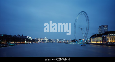 British Airways London Eye, London. Vue sur la rivière au crépuscule. Banque D'Images