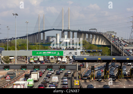 La Reine Elizabeth II Dartford Bridge tamise M25 croisement avec des cabines de péage , London England uk go Banque D'Images