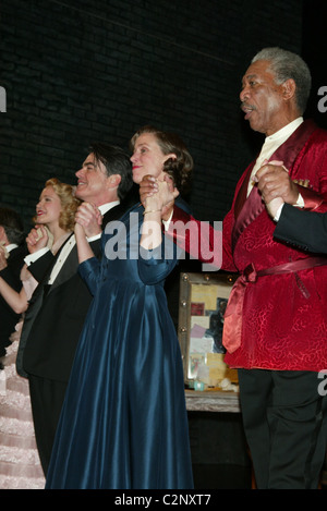 Anna Camp, Peter Gallagher, Frances McDormand et Morgan Freeman Curtain Call pour la soirée d'ouverture de la 'performance Banque D'Images