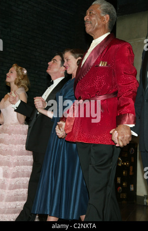 Anna Camp, Peter Gallagher, Frances McDormand et Morgan Freeman Curtain Call pour la soirée d'ouverture de la 'performance Banque D'Images