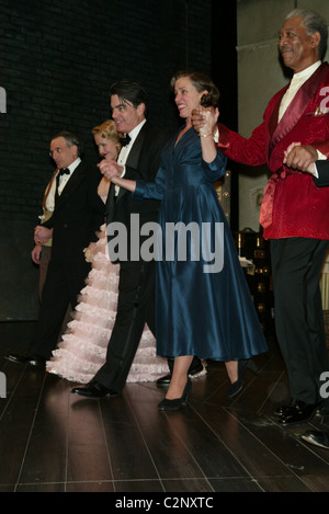 Anna Camp, Peter Gallagher, Frances McDormand et Morgan Freeman Curtain Call pour la soirée d'ouverture de la 'performance Banque D'Images