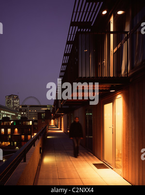Le Programme de logement d'Iroko, South Bank de Londres. L'homme sur l'accès balcon soirée. Banque D'Images