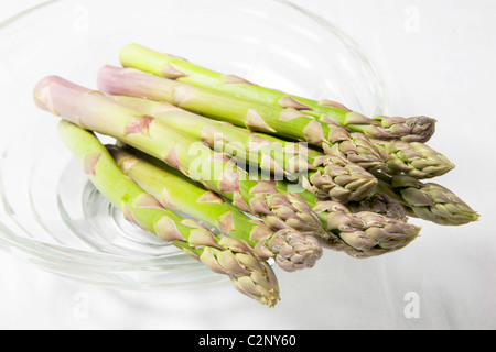 Asperges britannique dans un bol en verre Banque D'Images