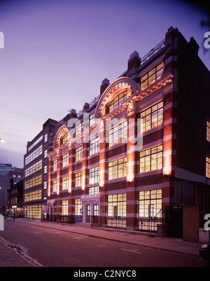 60 Whitfield Street W1, Londres. Crépuscule extérieur. Banque D'Images