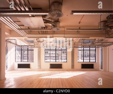 60 Whitfield Street W1, Londres. Unité de vide intérieur avec la lumière du soleil. Banque D'Images