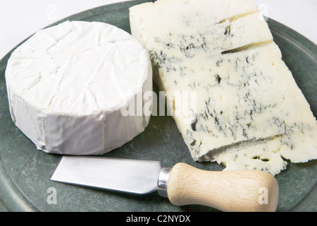 Brie et Gorgonzola sur un plateau de fromages Banque D'Images