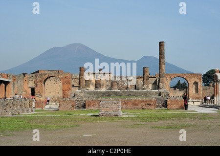 Pompéi. L'Italie. Les ruines antiques du forum de Pompéi, avec le Vésuve en arrière-plan, site archéologique de Pompéi. Banque D'Images