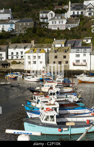 Maison de Cornouailles / Maisons / Accueil / maison / Propriété résidentielle à plus de bateaux de pêche amarrés au port de Polperro. Cornwall. UK Banque D'Images