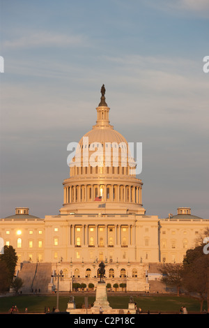 La fin d'après-midi se reflète sur du Capitole, à Washington DC Banque D'Images