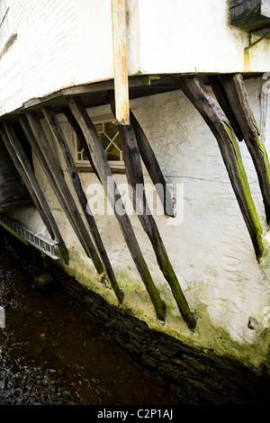 Accessoires en bois / wood prop / support / bâtiment calé sur niveau étendu au-dessus de l'eau, à Polperro. Cornwall. UK. Banque D'Images