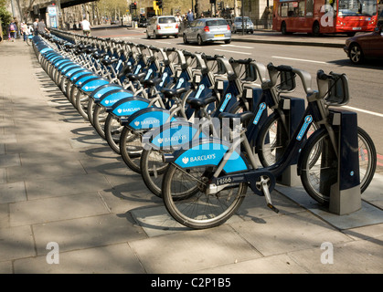 Location de vélos sponsorisés Barclays Londres Angleterre régime de l'Embankment Banque D'Images