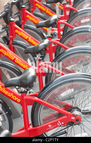 Les vélos publics du Capital Bikeshare Programme de partage de vélos à quai dans une station d'accueil dans une rue de Washington, DC. Banque D'Images