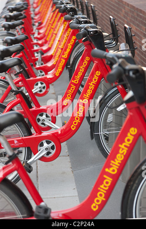 Les vélos publics du Capital Bikeshare Programme de partage de vélos à quai dans une station d'accueil dans une rue de Washington, DC. Banque D'Images