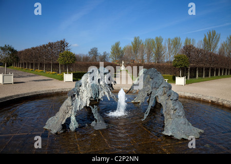 Fontaine par Lynda Benglis (2009), l'Hôpital Royal, aujourd'hui le Musée d'Art Moderne (MOMA), Kilmainham, Dublin, Irlande Banque D'Images