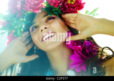 Belle femme avec des fleurs dans la bonne humeur Banque D'Images