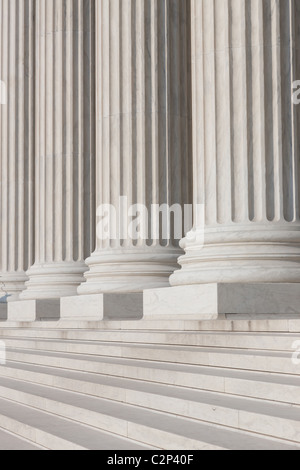 Les colonnes et les escaliers de l'école néoclassique United States Bâtiment de la Cour suprême à Washington, DC. Banque D'Images