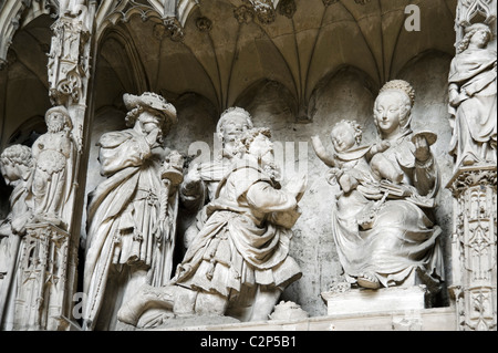 Détails des chiffres sur l'écran de choeur dans l'intérieur de la Cathédrale Notre Dame, Chartres, France Banque D'Images