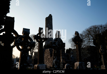 La tour ronde et de grandes croix sur le site monastique de Monasterboice, dans le comté de Louth, Ireland Banque D'Images