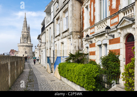 Vue le long des murs de la ville sur le port en regardant vers la Tour de la Lanterne, La Rochelle, Poitou Charentes, France Banque D'Images