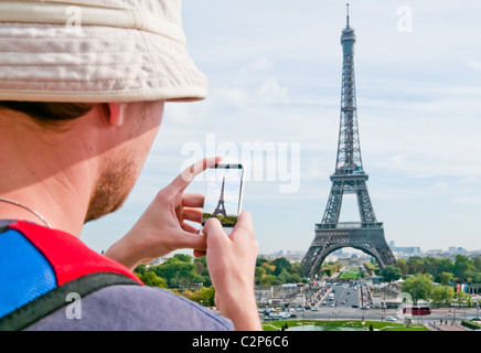 Prendre une photo d'La Tour Eiffel à Paris Banque D'Images