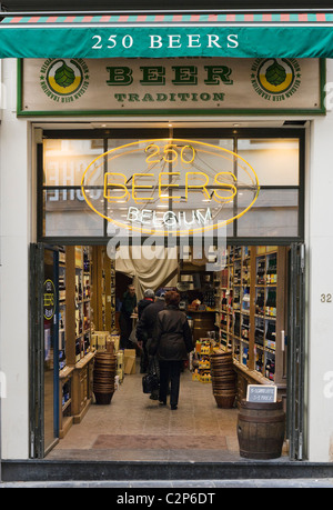 Boutique dans le centre de la ville la vente d'une variété de bières belges, Bruxelles, Belgique Banque D'Images