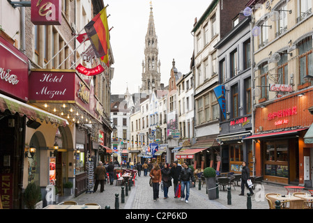 Bars et restaurants sur la Rue du Marche aux fromages avec la flèche de l'Hôtel de Ville derrière, Bruxelles, Belgique Banque D'Images