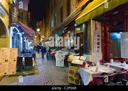 Restaurants La nuit sur la Petite Rue des Bouchers, Bruxelles, Belgique Banque D'Images