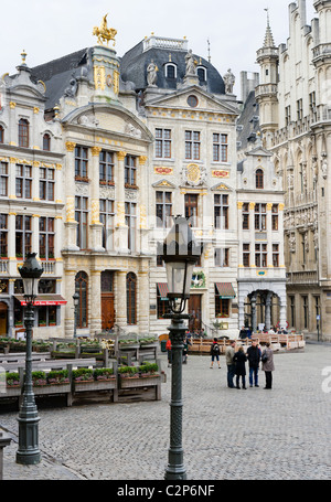 Guildhouses sur le côté sud de la place avec Maison de l'arbre d'Or au centre, Grand Place (place principale), Bruxelles, Belgique Banque D'Images