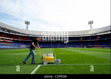 HOLLAND-ROTTERDAM-Groundsman au travail au stade de football De Kuip', 'De accueil de Feyenoord. Le pitch est le meilleur en Hollande. Banque D'Images