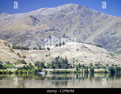 Les rameurs sur le lac Hayes et les Remarkables, Nouvelle-Zélande Banque D'Images