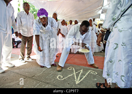 Cérémonie vaudou à Port-au-Prince à l'occasion du premier anniversaire du séisme de 2010 à Haïti. Banque D'Images