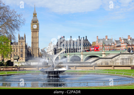 Sculpture d'art de fontaine de l'hôpital St Thomas 'Revolutionary torsion' par Naum Gabo à côté du pont Westminster Big Ben et des maisons du Parlement Londres Angleterre Royaume-Uni Banque D'Images