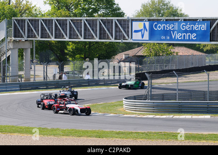 Stock photo de Caterham Seven racing au circuit val de vienne en France. Banque D'Images