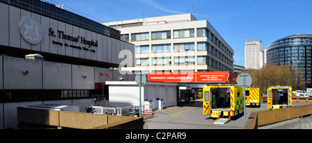 Les portes arrière s'ouvrent sur un accident et d'urgence ambulances NHS attendant à l'extérieur entrée de A&E ministère St Thomas Hospital London England UK Banque D'Images